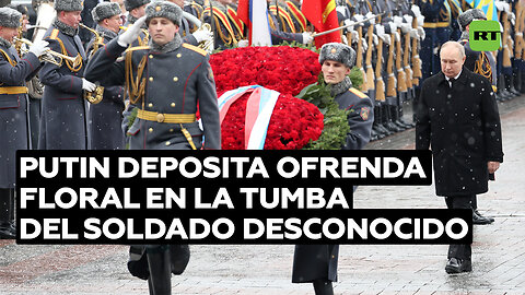 Putin deposita una ofrenda floral en la Tumba del Soldado Desconocido en Moscú
