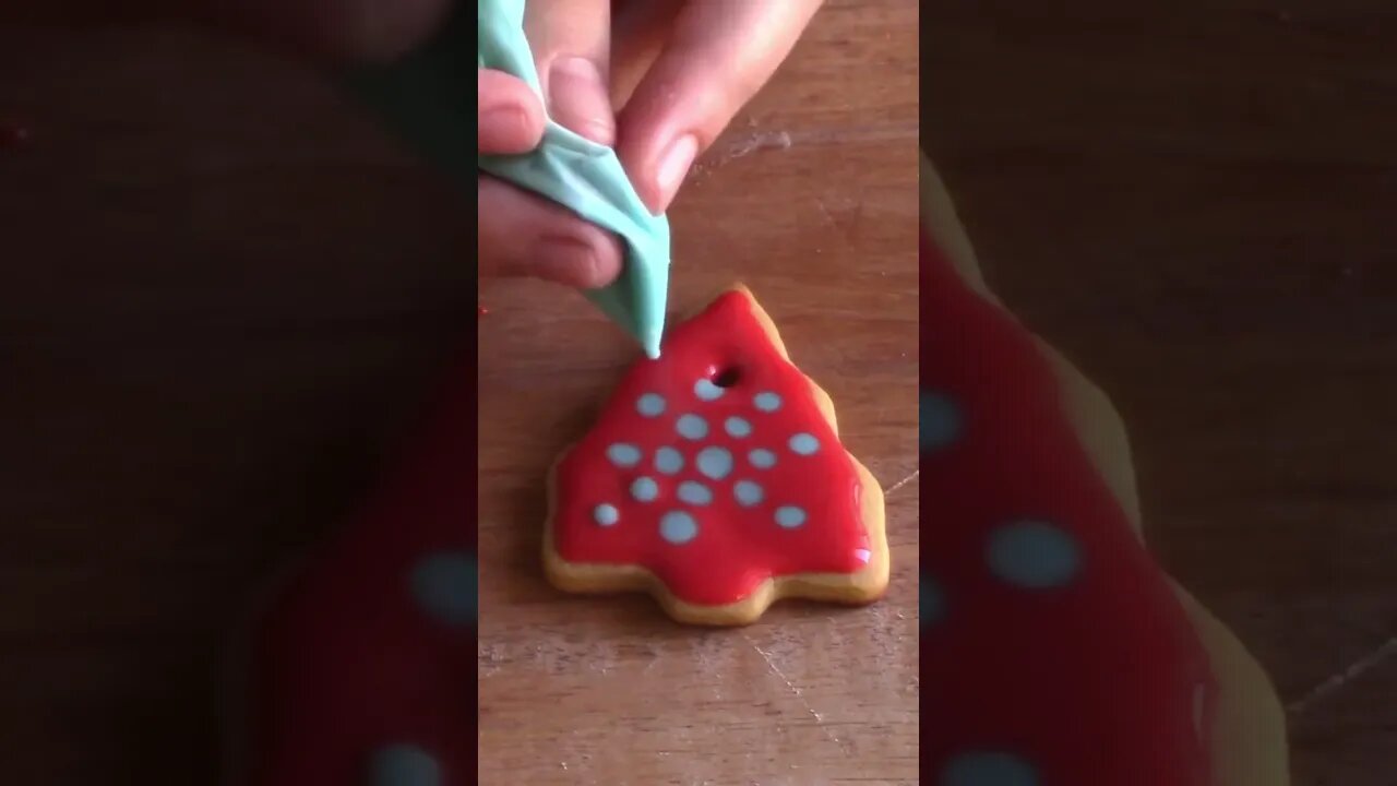 Frost a sugar cookie with a Knife #shortsfeed