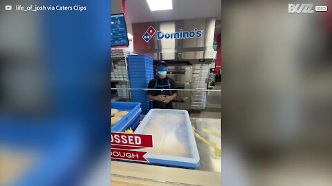 Pizzaiolo da Domino’s faz pizza de olhos vendados