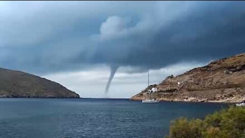 Impressionante tromba d'acqua in Grecia