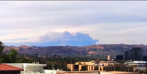 Time-lapse mostra nuvole di fumo gigante in California