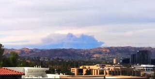 Time-lapse mostra nuvole di fumo gigante in California