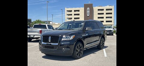 Audrey the Lincoln Lady - 2024 Lincoln Navigator Infinite Black/Sandstone - Monochromatic