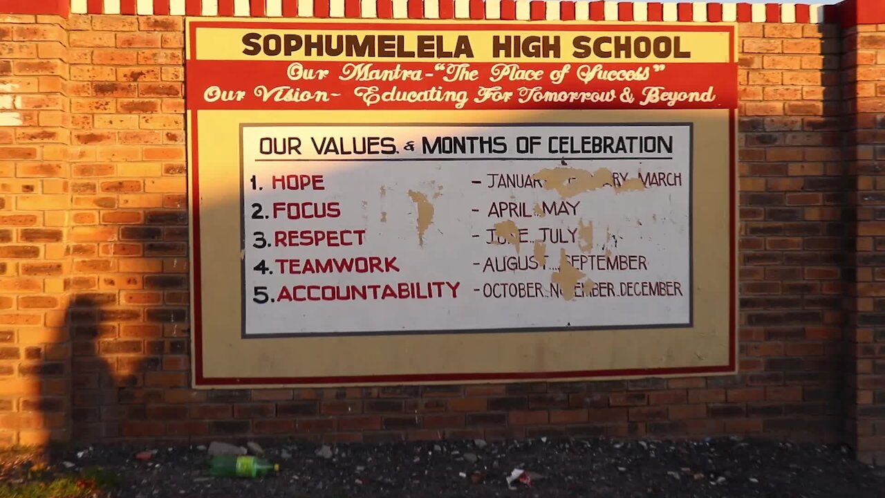 SOUTH AFRICA - Cape Town - Parents sending their kids home at Sophumele High School (Video) (Y8U)