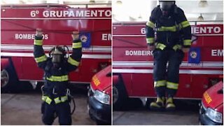 Il peso assurdo dell'uniforme non gli impedisce di allenarsi