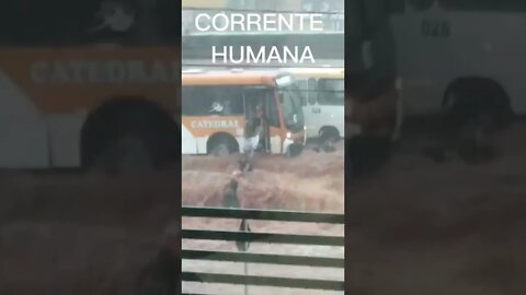 ACONTECE: CORRENTE HUMANA PARA SALVAR MOTOCICLISTA NO DF