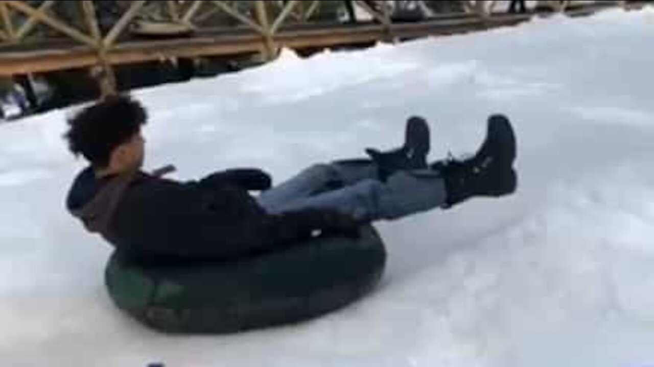 Jovem é derrubado por boia na neve