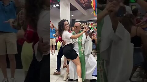 PADRE ARROCHANDO NO FORRÓ!!!