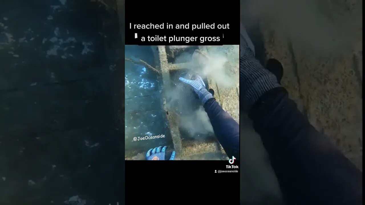 💩 gross sunk boat found underwater