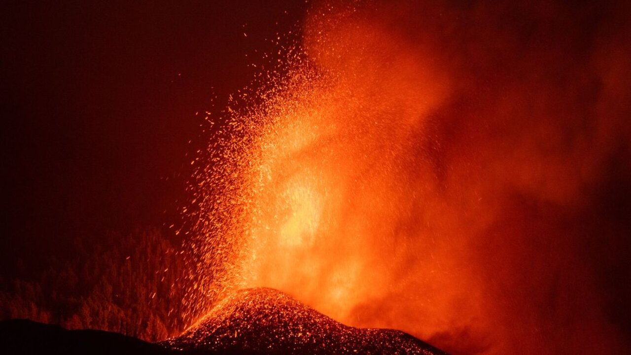 Se incrementa la actividad explosiva de las bocas del volcán de La Palma