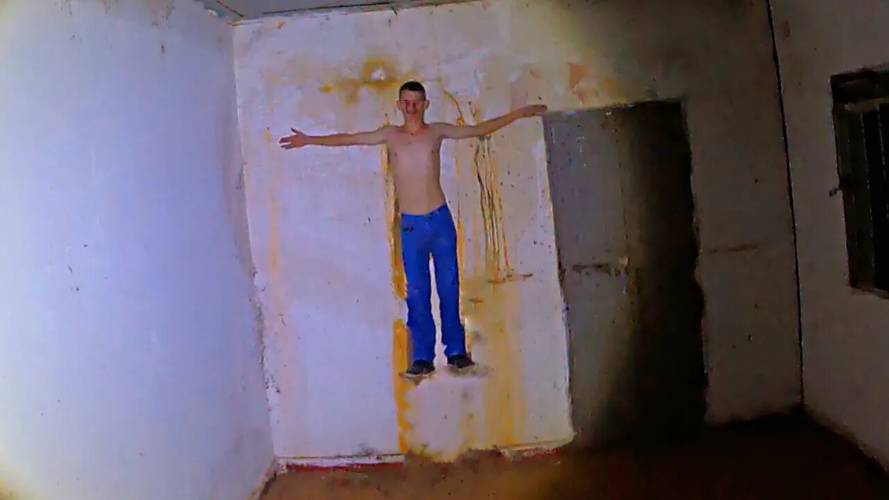 GAROTO QUE CHORA SANGUE TA CRUCIFICADO NA PAREDE