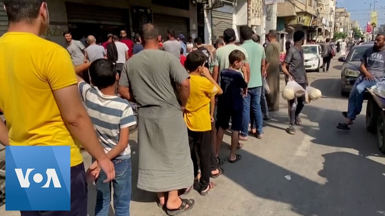 Palestinians Queue for Bread in Khan Younis as Food Runs Short