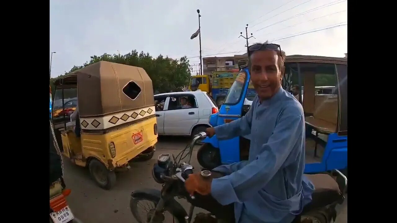 Kathal ki Delivery k sath sath karachi k roads per Moto vlogging 😉