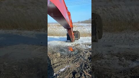 Quickly remove debris from the bucket Good tools and machinery make work easy
