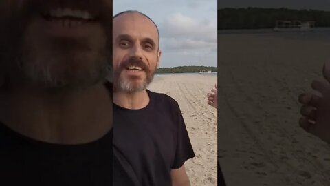 com Daniel Simões na ponta de areia entre mar e rio