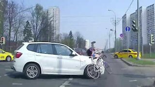 Un cycliste vole dans les airs après une violente collision