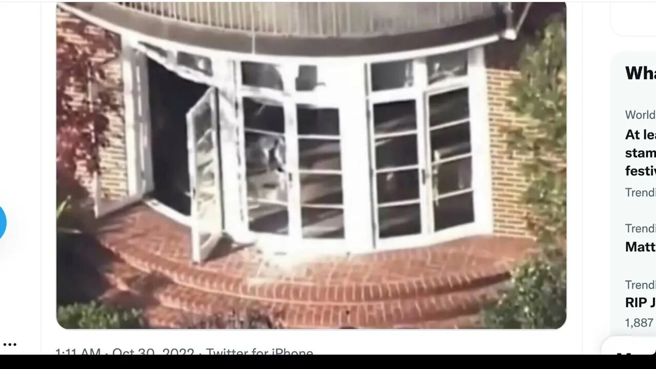 入室盜竊，入口處的碎玻璃和碎片位於住宅外