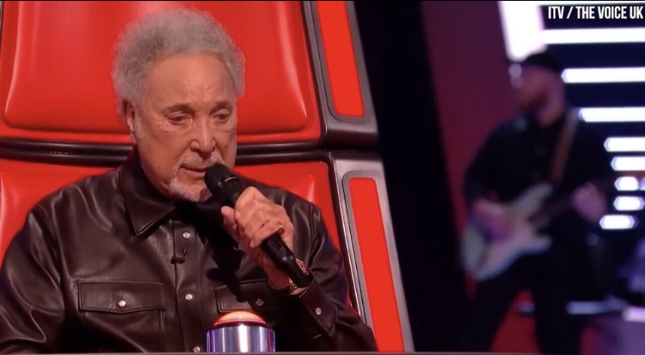 Tom Jones performs heartbreaking tribute to his late wife on The Voice UK.