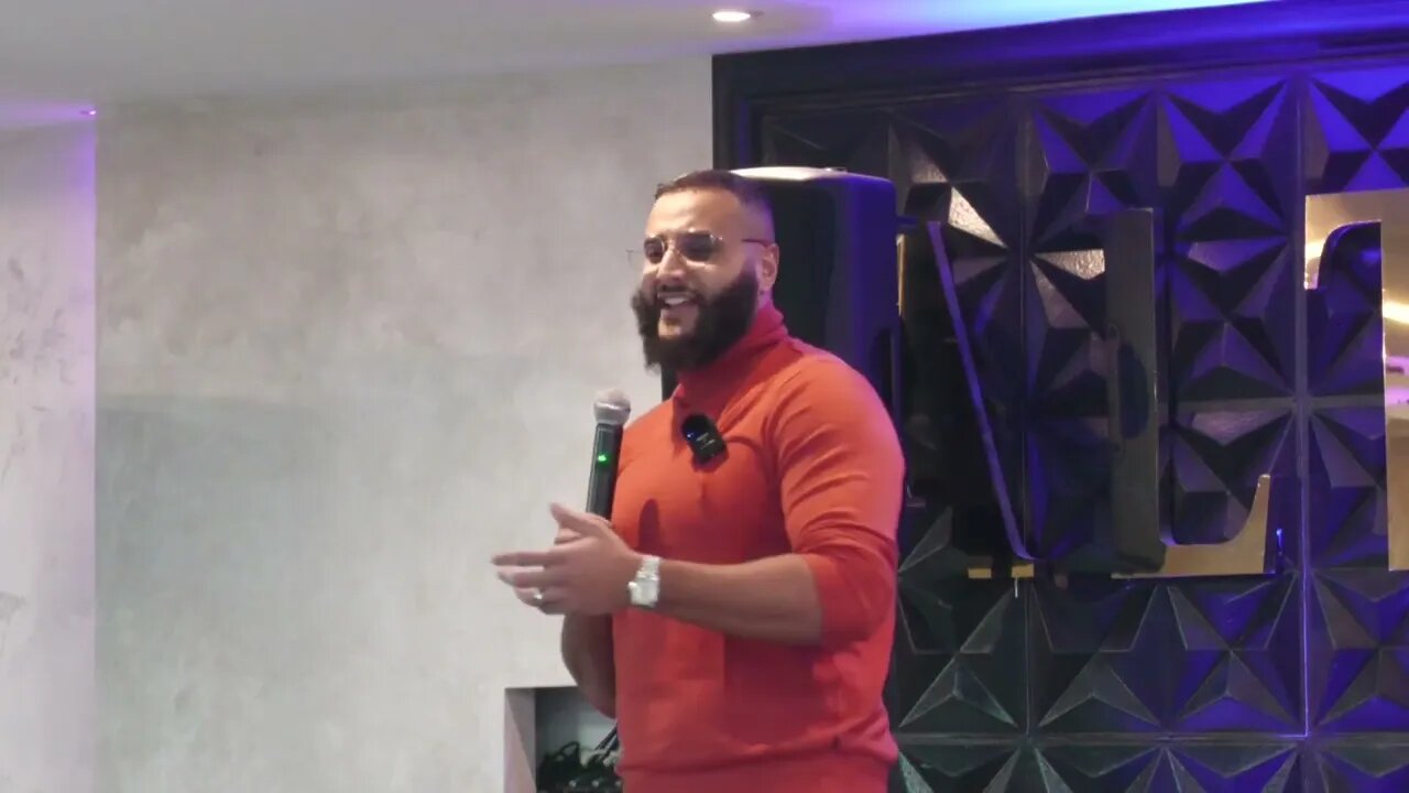 Mohammed Hijab Surprises Berlin Audience with ....