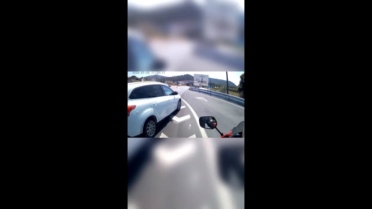 biker found an escape path... 👍👍
