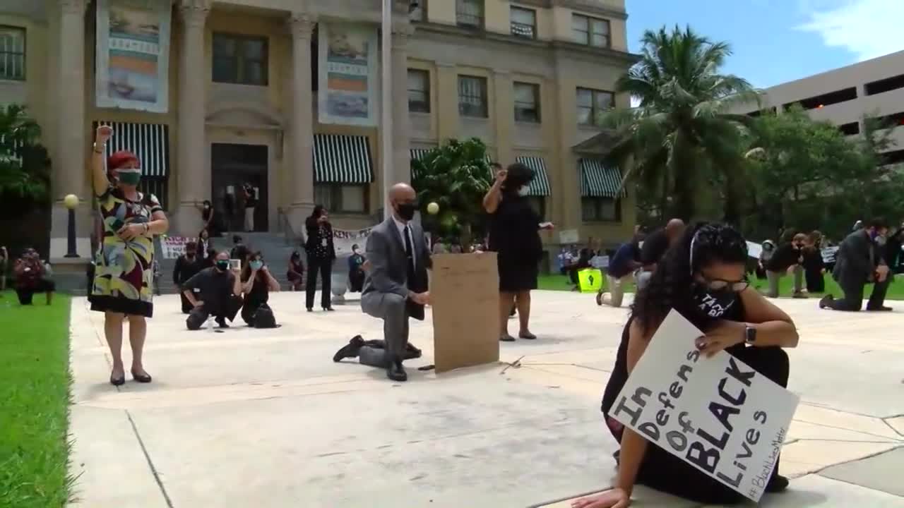 Public defenders hold rally at Palm Beach County's Historic Courthouse