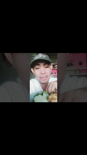 menu makan sekarang peyek ikan teri, sama cabe rawit pedas babget.