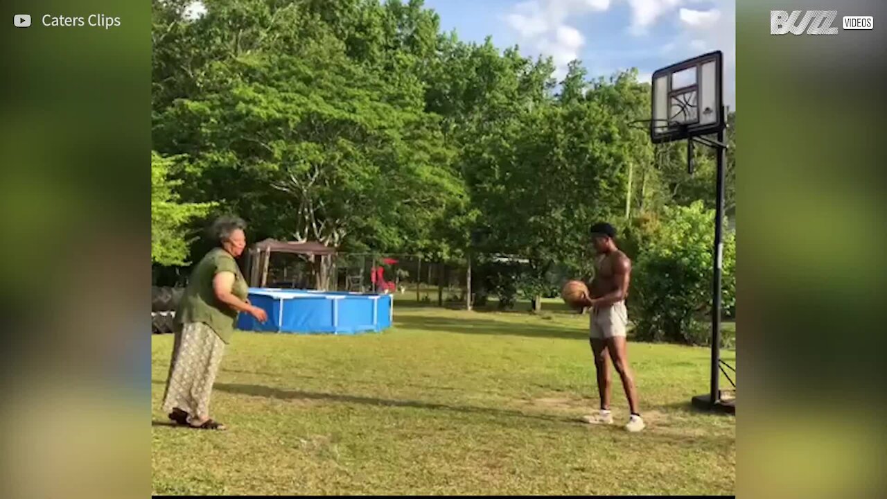 Mãe joga basquete com o filho e impressiona pela habilidade