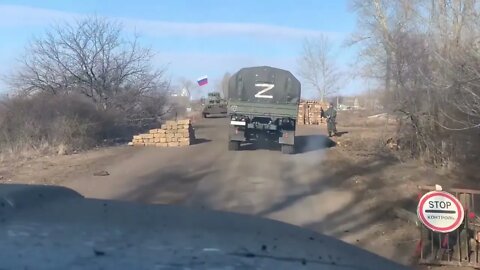 Russian military column passes by several destroyed Ukrainian tanks, APCs in the Kharkov oblast