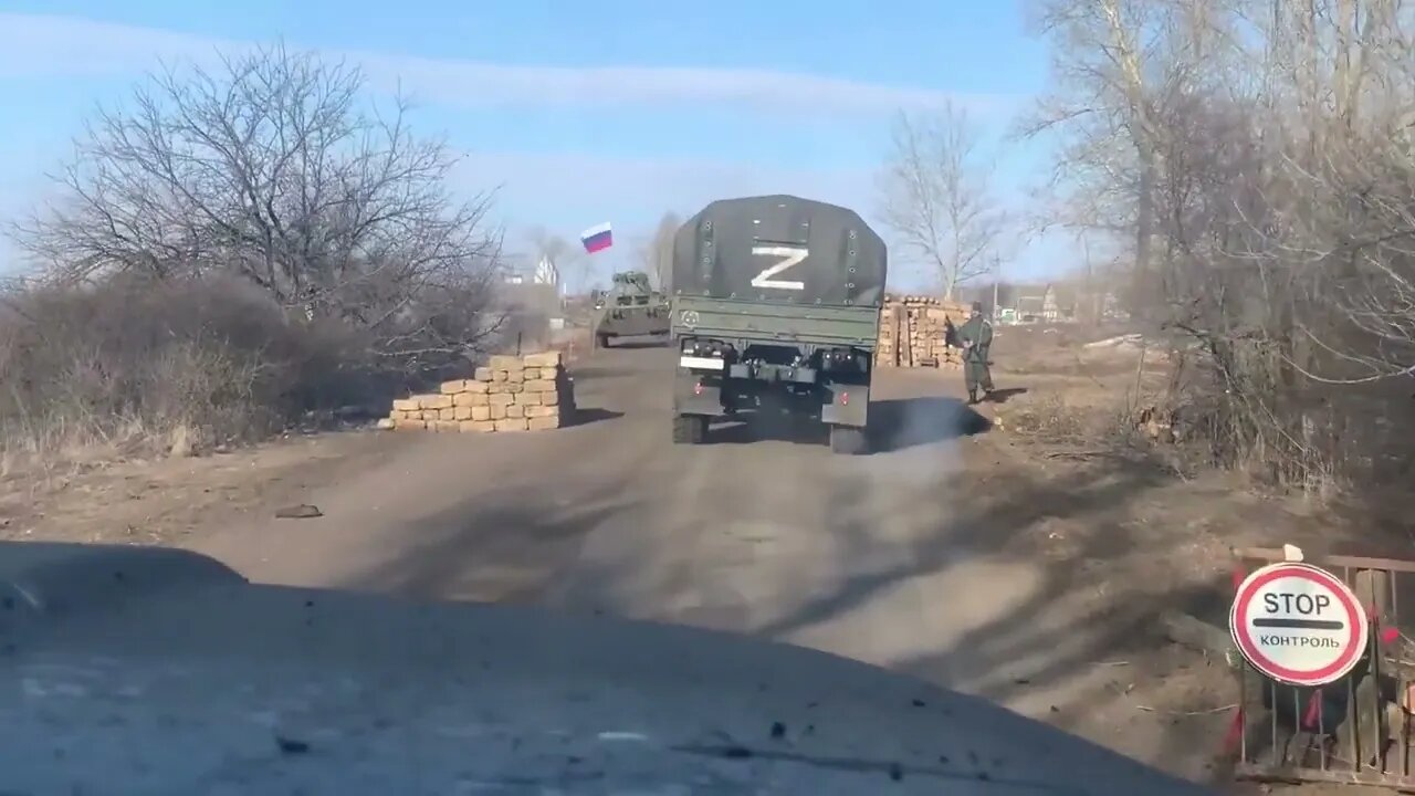 Russian military column passes by several destroyed Ukrainian tanks, APCs in the Kharkov oblast