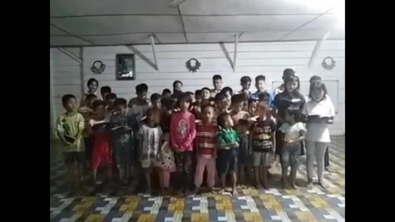 Orphans sing 1 Timothy 2:1-2 (Sion Aek Horsik orphanage, Central Tapanuli) - The Bible Song