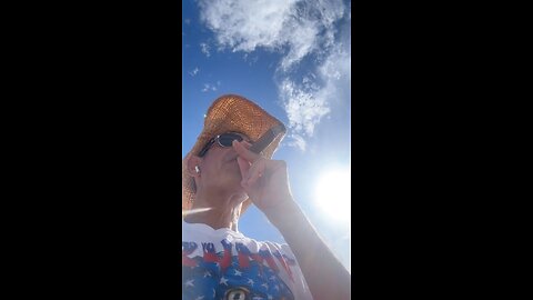 Con el tabacon cubano en la playa