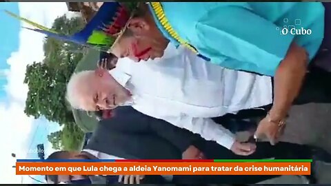 Momento em que Lula chega a aldeia Yanomami para tratar da crise humanitária