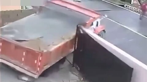 TOTAL IDIOTS AT WORK BUT SO FUNNY 24. Truck Fail