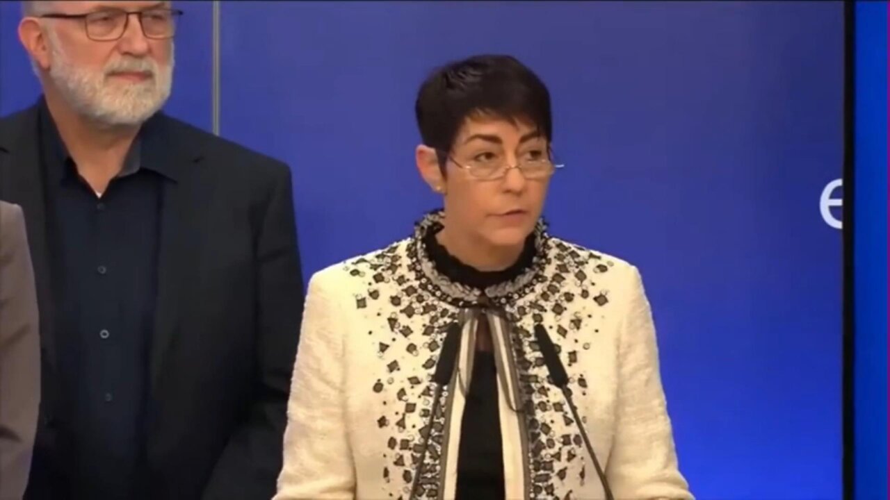 EU-PARLAMENTARIKER CHRISTINE ANDERSON MOTSÄGER SIG COVIDPASS OCH VACCINERING [SVENSK UNDERTEXT]