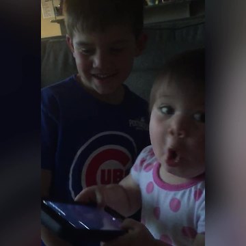 Tot Girl Makes A Shocked Face When She Hears Siri Talk