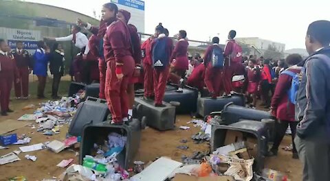 South Africa - Cape Town -S tones flying at Hector Peterson Secondary School Protest day 2 (Video) (DkT)