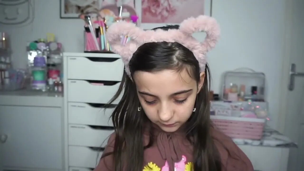 JE ME MAQUILLE AVEC DU MAQUILLAGE POUR ENFANTS ACTION