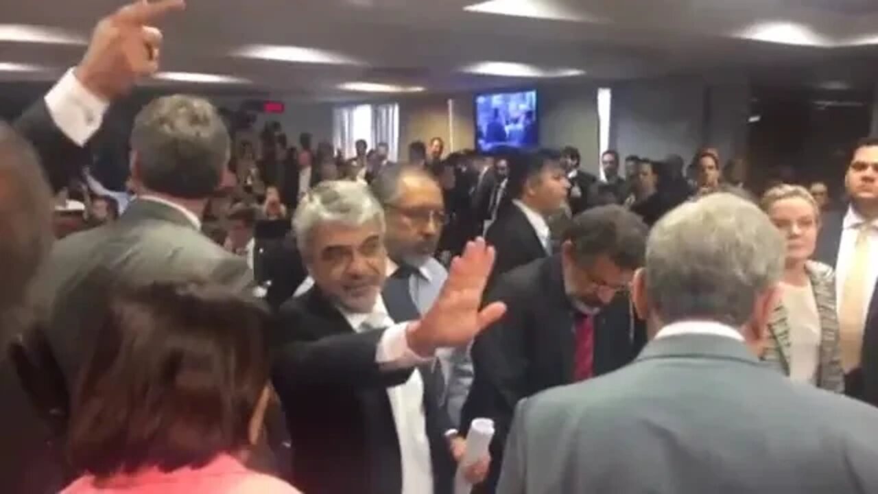 QUEBRA QUEBRA NA DIREÇÃO DO PT