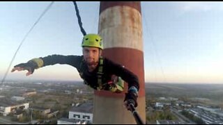 Fantástico salto a 119 metros de altura na Ucrânia