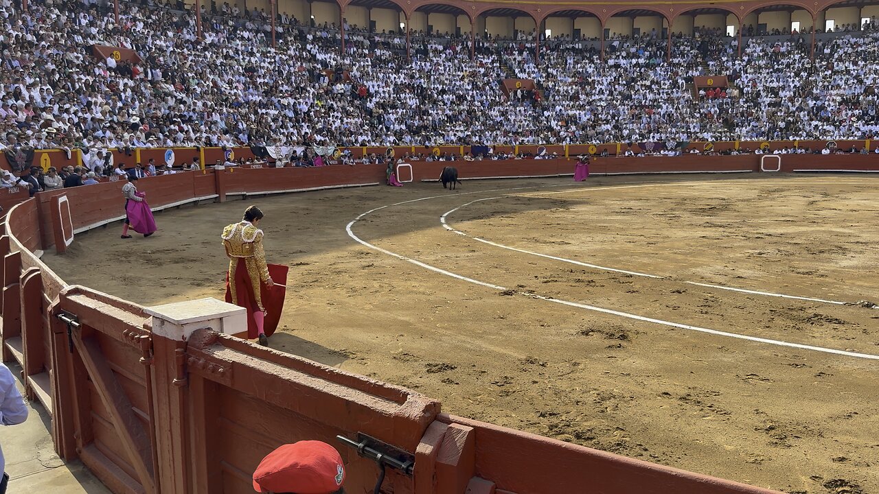 Sebastián Castella con el primero de su lote