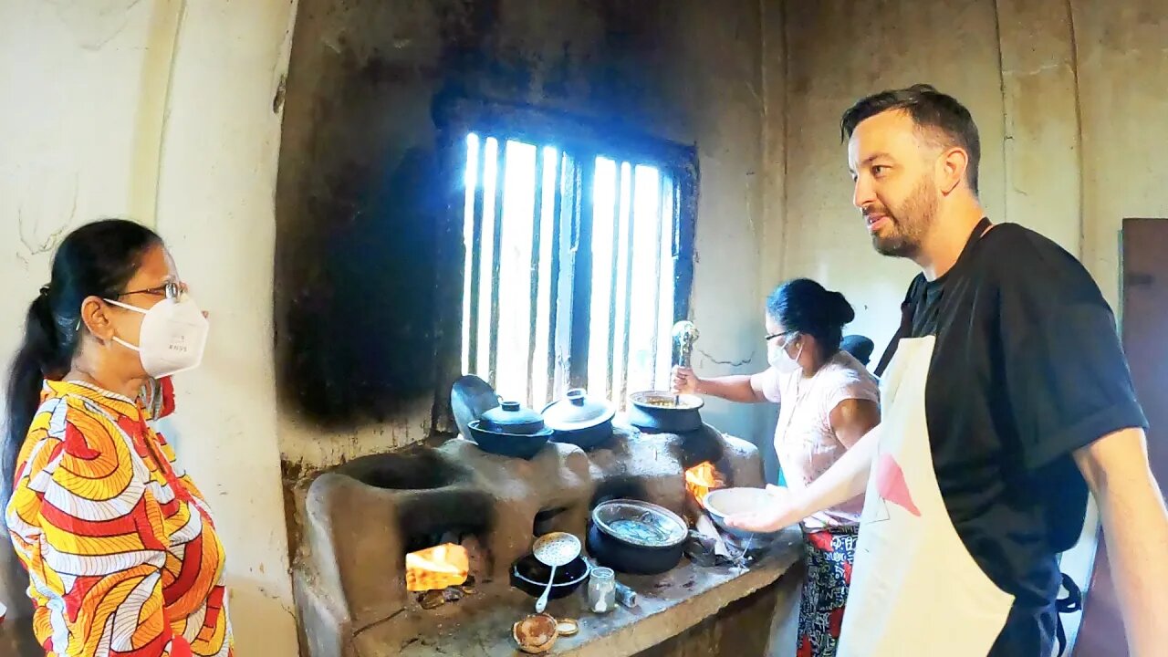 Sri Lankan ladies invite us for dinner in Kandy 🇱🇰