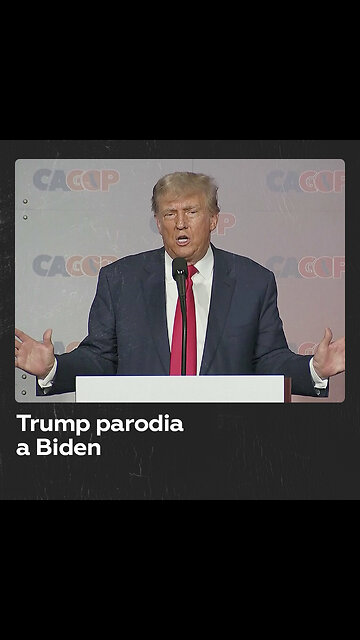Trump imita a Biden perdiéndose sobre el escenario