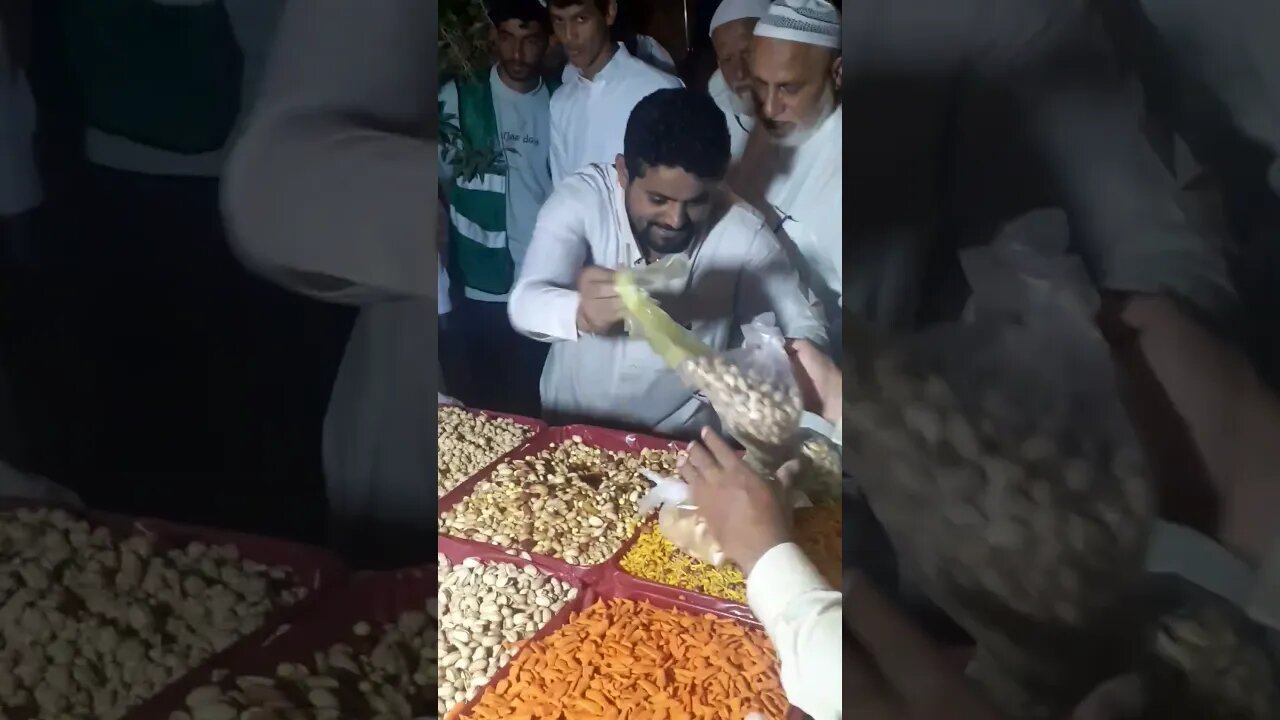 Pakistanis in Makkah: bargaining on dry fruits :)