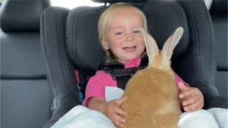 Un lapin rend une petite fille folle de joie