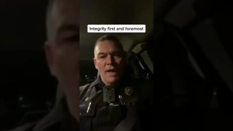 🇺🇸🇺🇸POLICE OFFICER SUPPORTS 🇨🇦 TRUCKERS & CONVOY