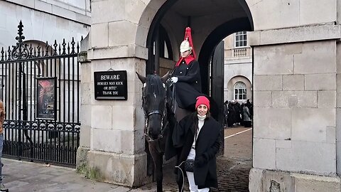 (Get off the reins) The shocked look on the tourist's face #thekingsguard