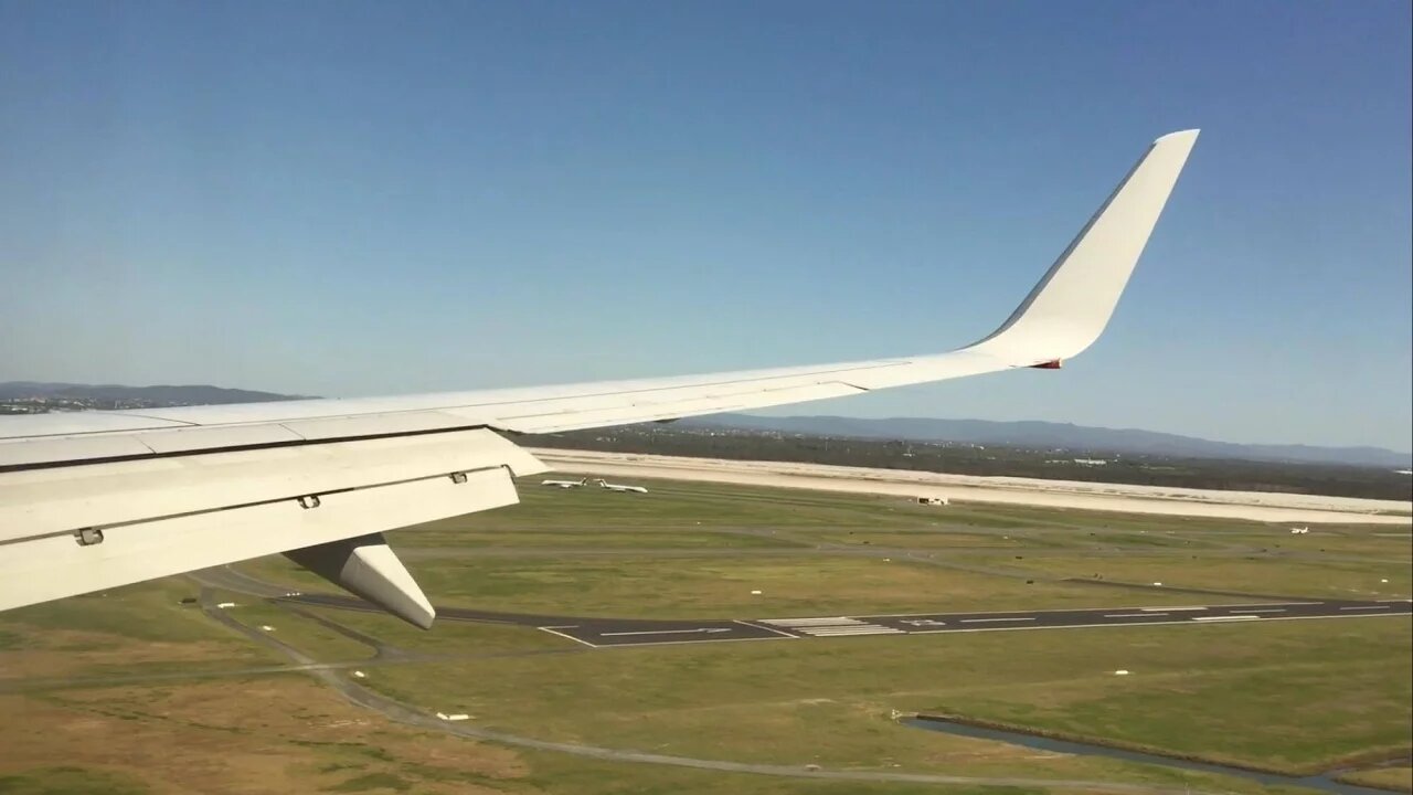 [HARD landing!] Qantas B737-800 landing at sunny Brisbane