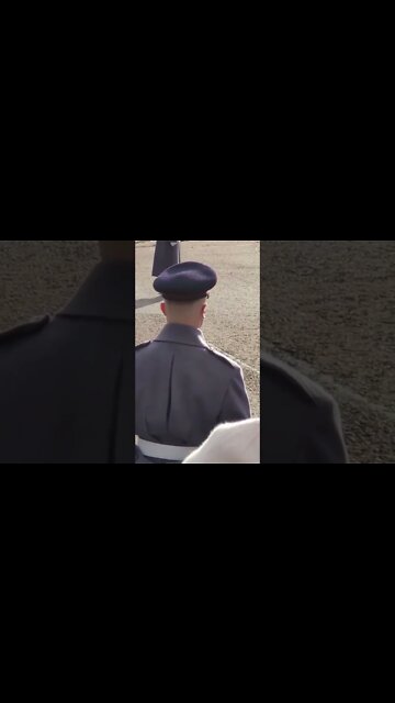 The King's Guards shouts. #buckinghampalace