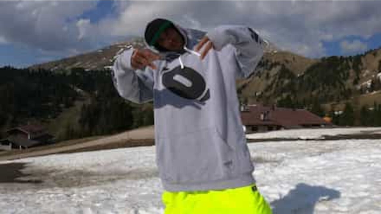 Un snowboardeur profite des dernières neiges dans les Alpes italiennes