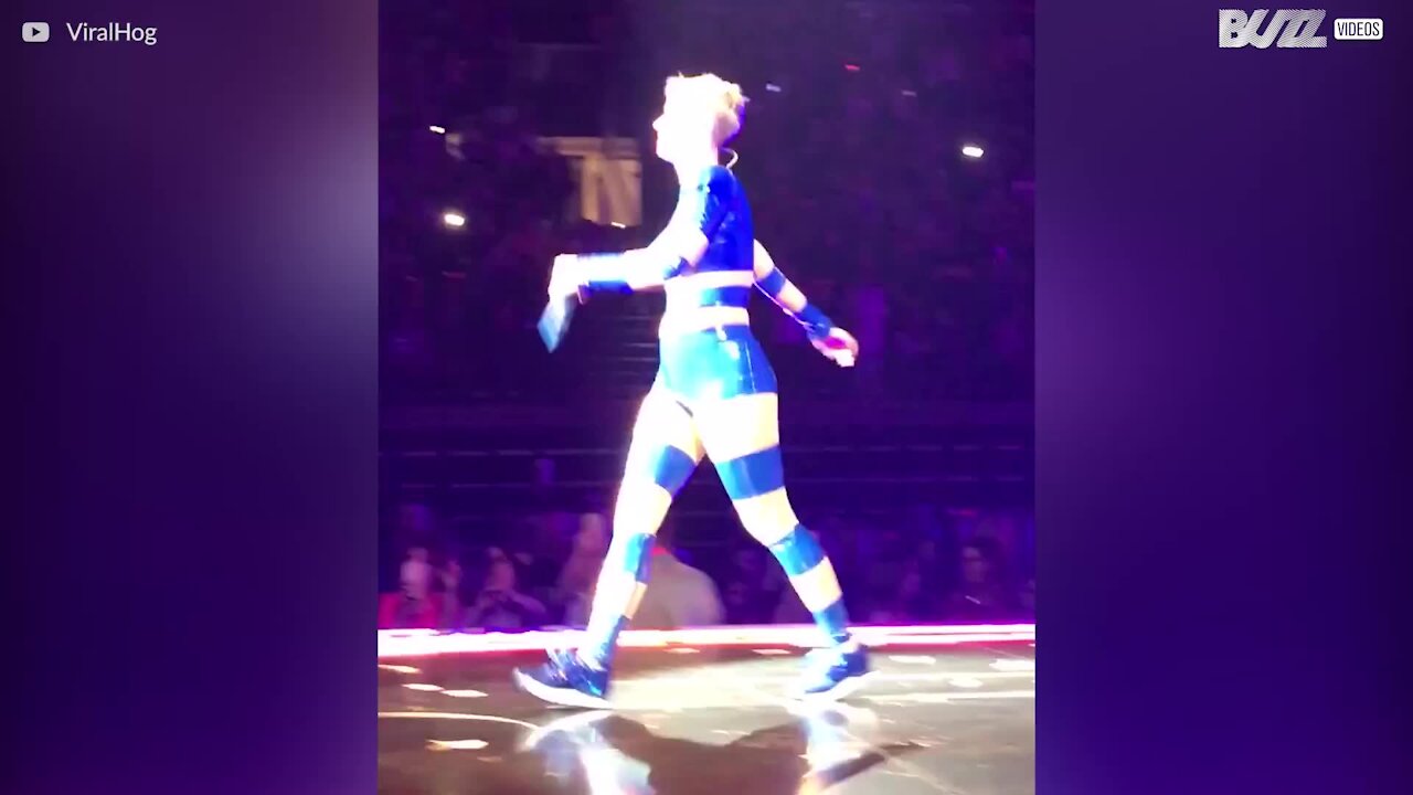 Katy Perry renvoie accidentellement une balle en plein visage d'un fan!